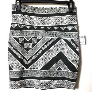 NWOT Charlotte Russe Tribeca Boho Black and White Geometric Mini Skirt, Size M